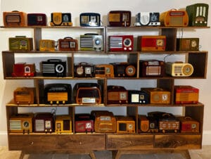 colección de radios antiguas que evocan la tecnología retro en una novela japonesa de ciencia ficción corta